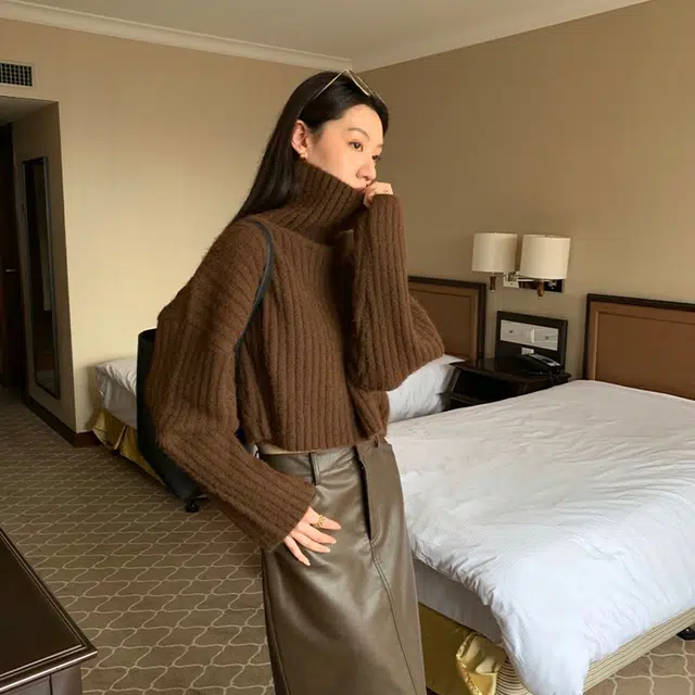 周淼 纯色坑条高领宽松落肩短款毛衣 女款
