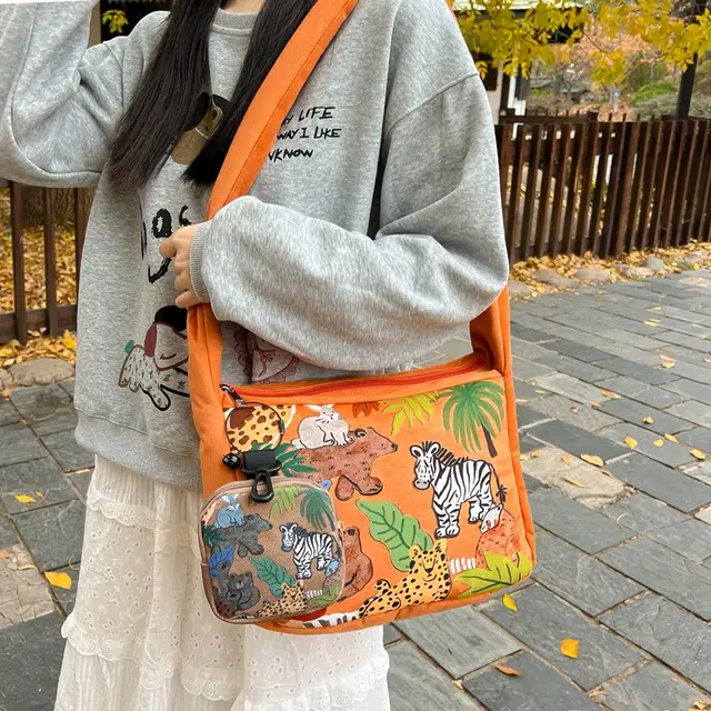 笛贝嘉 日系小众设计感卡通印花 复合布 斜挎包 女款 多色