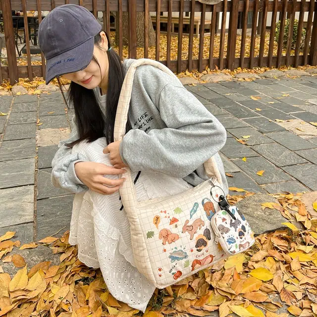 笛贝嘉 日系小众设计感卡通印花 复合布 斜挎包 女款 多色