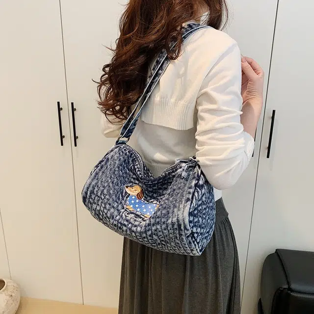 笛贝嘉 日系可爱小狗休闲原宿洋气减龄 牛仔布 单肩斜挎包 女款 蓝色/黑色