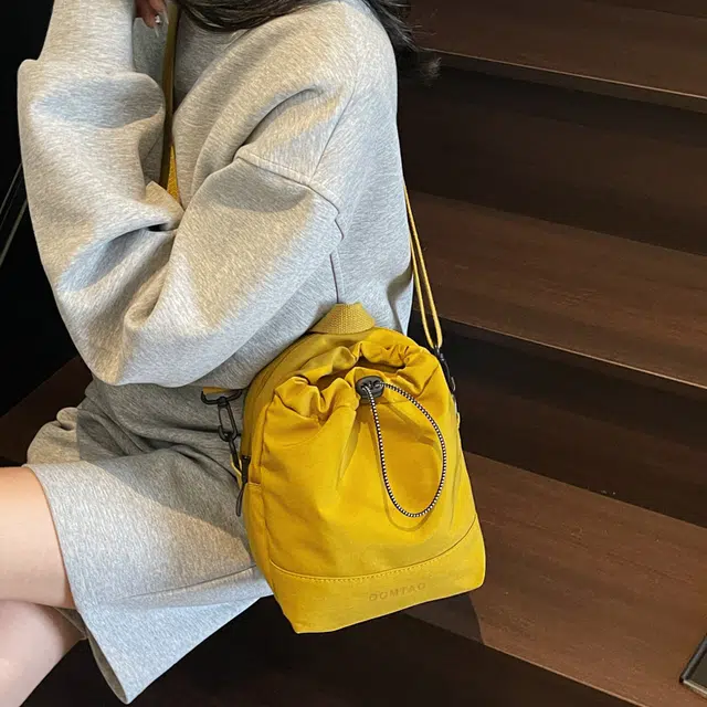 笛贝嘉 日系简约纯色褶皱百搭时尚 尼龙 斜挎单肩手提包 女款 多色