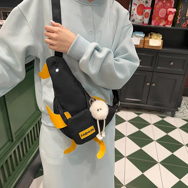 笛贝嘉 网红鸭子可爱卡通斜挎包时尚休闲单肩包 尼龙 胸包 女款 多色