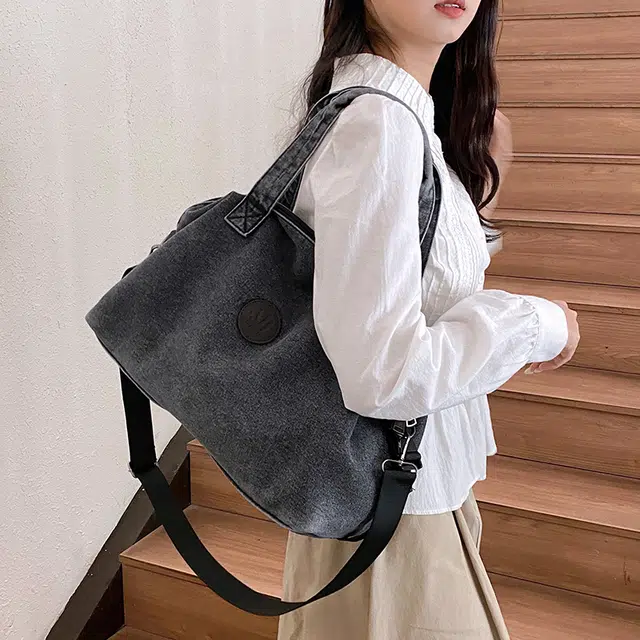 笛贝嘉 日系简约纯色大容量休闲斜挎包 牛仔布 单肩手提包 女款 蓝色/黑色