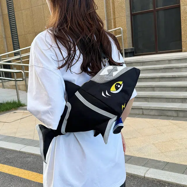 笛贝嘉 小众设计感鲨鱼时尚轻便 牛津布 胸包 常规 男女同款情侣款 多色