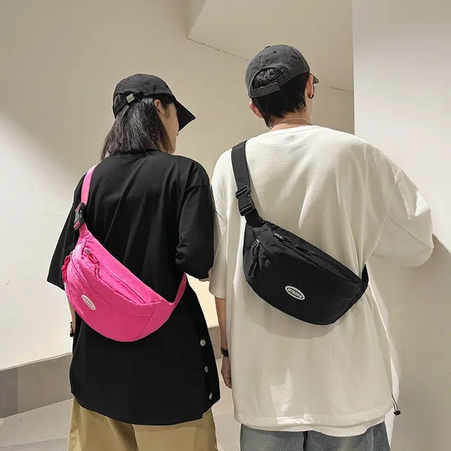 笛贝嘉简约时尚百搭纯色 单肩斜挎包胸包  女款