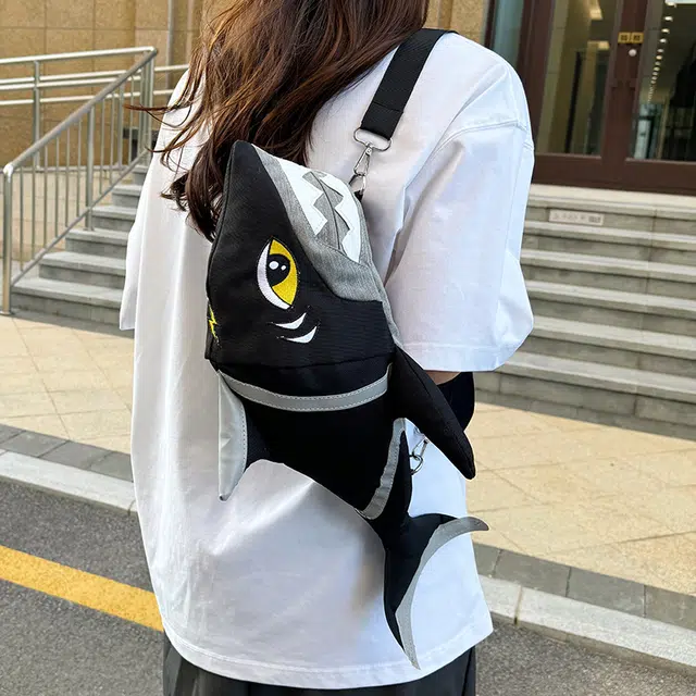 笛贝嘉 小众设计感鲨鱼时尚轻便 牛津布 胸包 常规 男女同款情侣款 多色