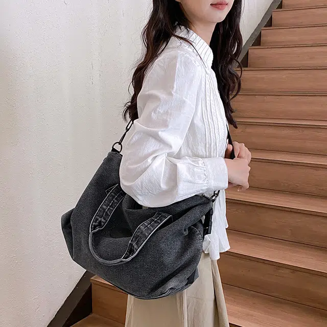 笛贝嘉 日系简约纯色大容量休闲斜挎包 牛仔布 单肩手提包 女款 蓝色/黑色