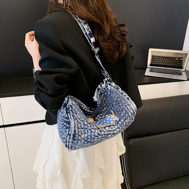 笛贝嘉 日系可爱小狗休闲原宿洋气减龄 牛仔布 单肩斜挎包 女款 蓝色/黑色