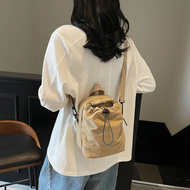 笛贝嘉 日系简约纯色褶皱百搭时尚 尼龙 斜挎单肩手提包 女款 多色