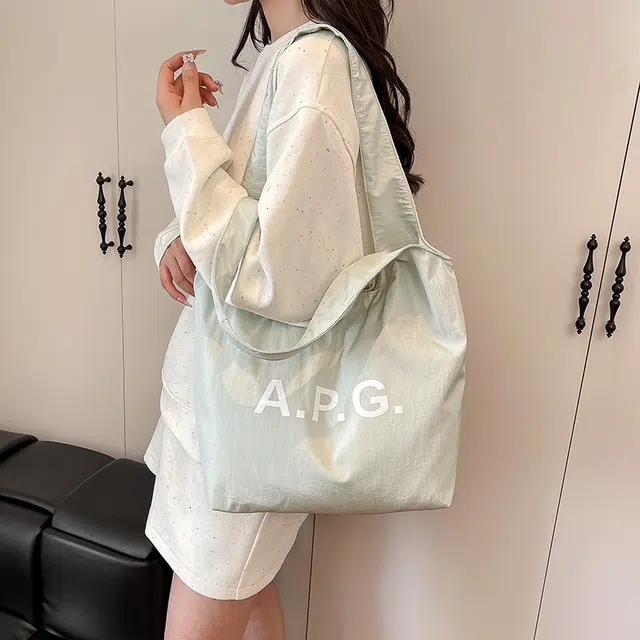 笛贝嘉 日系简约休闲字母托特包通勤 尼龙 单肩包 常规 女款 多色