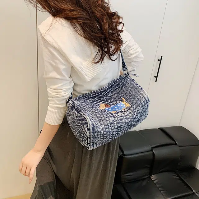 笛贝嘉 日系可爱小狗休闲原宿洋气减龄 牛仔布 单肩斜挎包 女款 蓝色/黑色