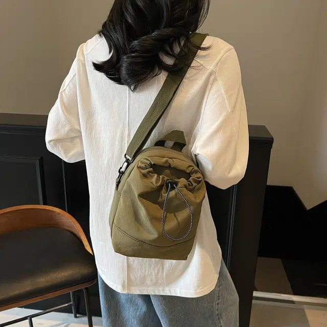 笛贝嘉 日系简约纯色褶皱百搭时尚 尼龙 斜挎单肩手提包 女款 多色
