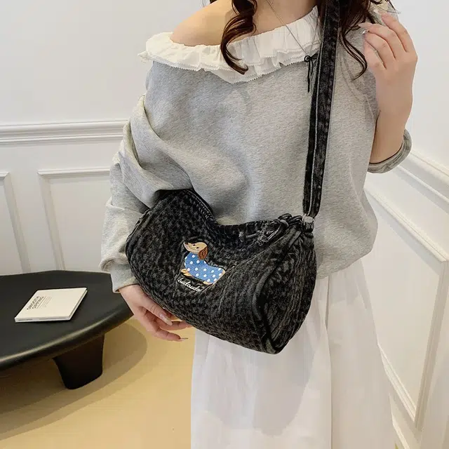 笛贝嘉 日系可爱小狗休闲原宿洋气减龄 牛仔布 单肩斜挎包 女款 蓝色/黑色
