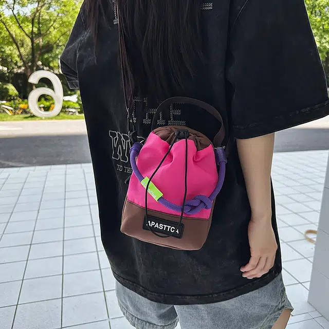 笛贝嘉 韩版时尚多巴胺休闲运动轻便水瓶包 尼龙 单肩斜挎手提手机包 男女同款情侣款 多色