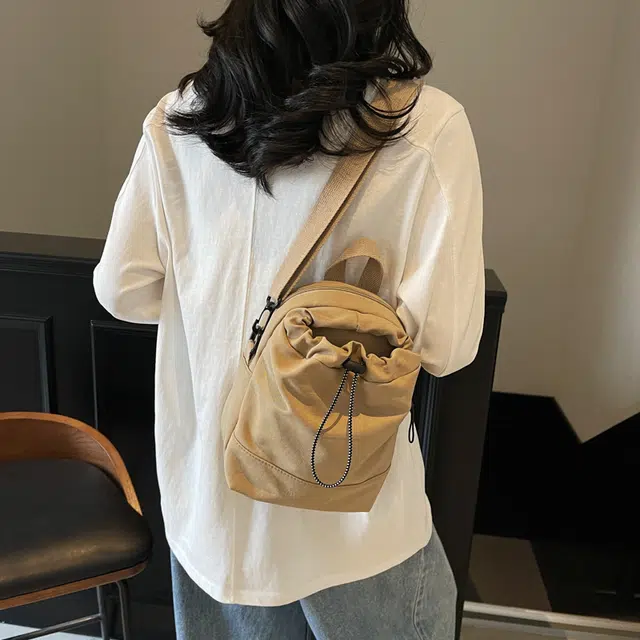笛贝嘉 日系简约纯色褶皱百搭时尚 尼龙 斜挎单肩手提包 女款 多色