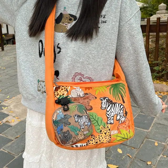 笛贝嘉 日系小众设计感卡通印花 复合布 斜挎包 女款 多色