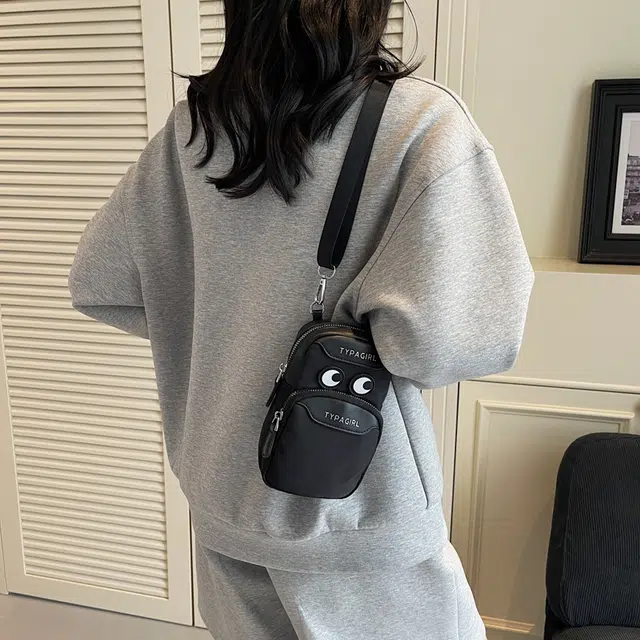 笛贝嘉 可爱大眼睛防泼水小挎包潮流个性 布 单肩包 常规 男女同款情侣款 多色