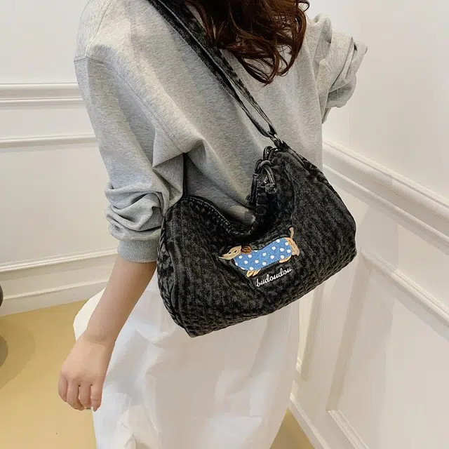 笛贝嘉 日系可爱小狗休闲原宿洋气减龄 牛仔布 单肩斜挎包 女款 蓝色/黑色