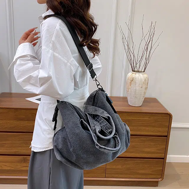 笛贝嘉 日系简约纯色大容量休闲斜挎包 牛仔布 单肩手提包 女款 蓝色/黑色