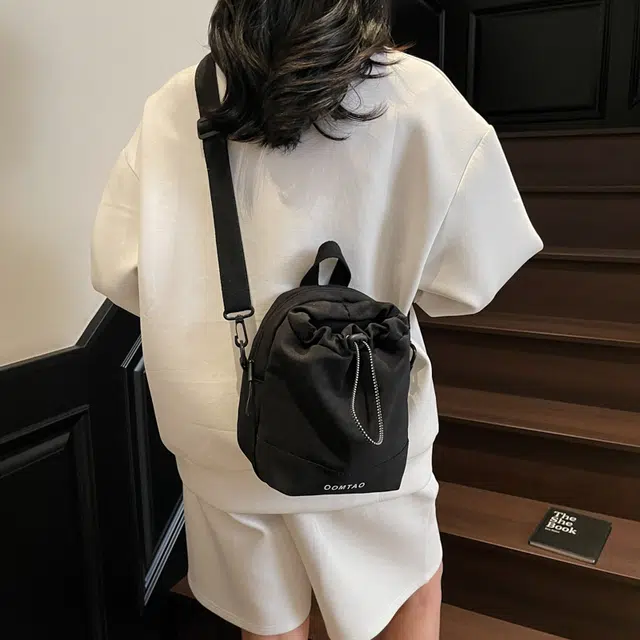 笛贝嘉 日系简约纯色褶皱百搭时尚 尼龙 斜挎单肩手提包 女款 多色