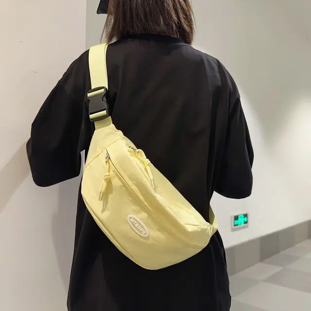 笛贝嘉简约时尚百搭纯色 单肩斜挎包胸包  女款