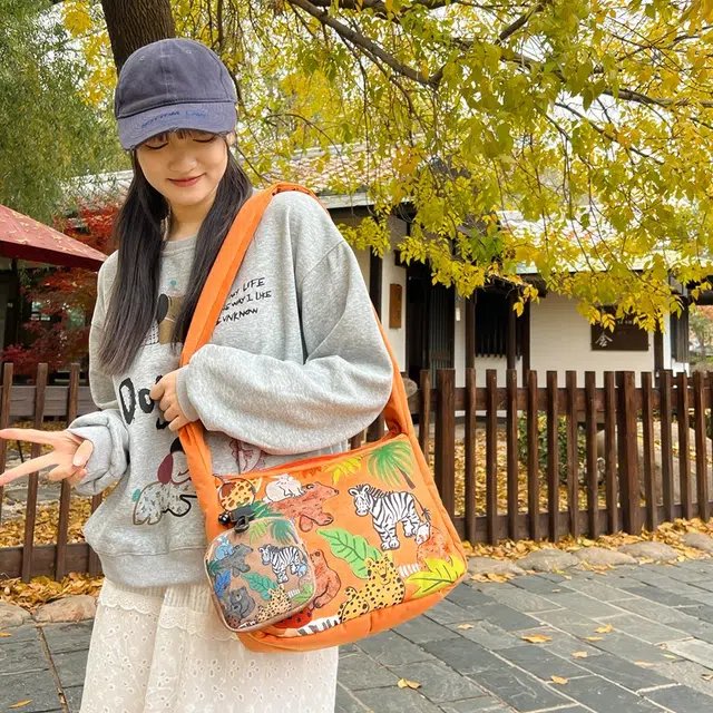 笛贝嘉 日系小众设计感卡通印花 复合布 斜挎包 女款 多色