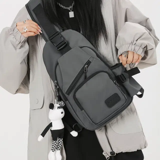 笛贝嘉 日系小众高级感简约休闲防水 牛津纺 胸包 常规 男女同款情侣款 黑色/米白色/蓝色/灰色/卡其色