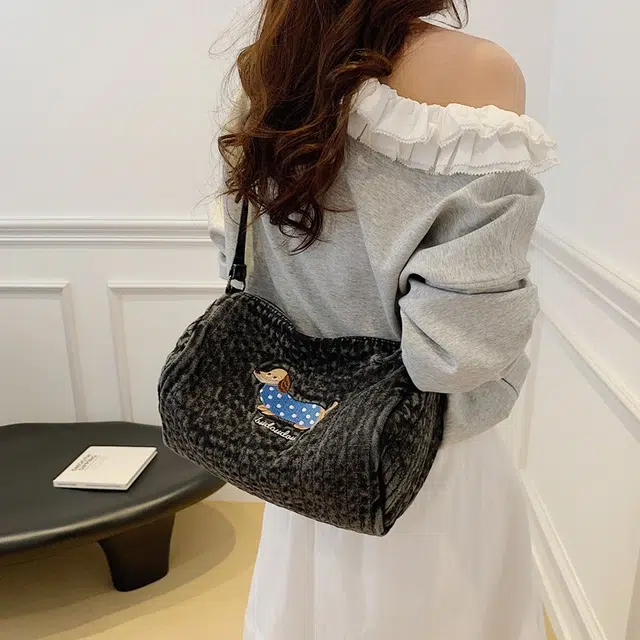 笛贝嘉 日系可爱小狗休闲原宿洋气减龄 牛仔布 单肩斜挎包 女款 蓝色/黑色