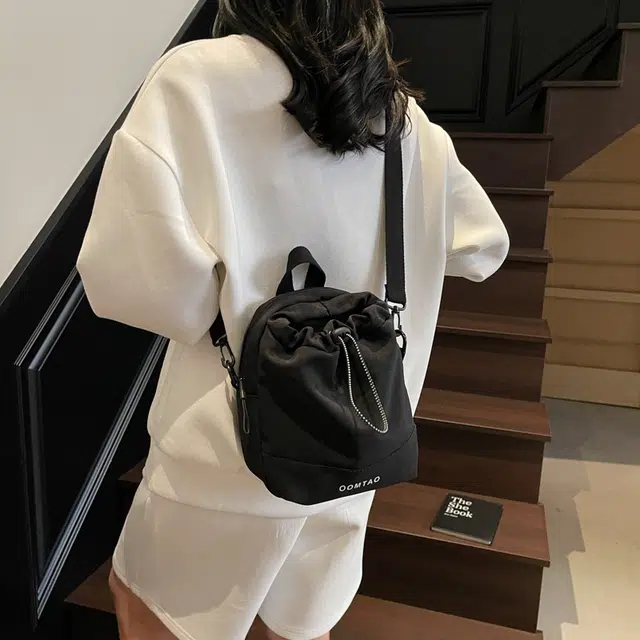 笛贝嘉 日系简约纯色褶皱百搭时尚 尼龙 斜挎单肩手提包 女款 多色