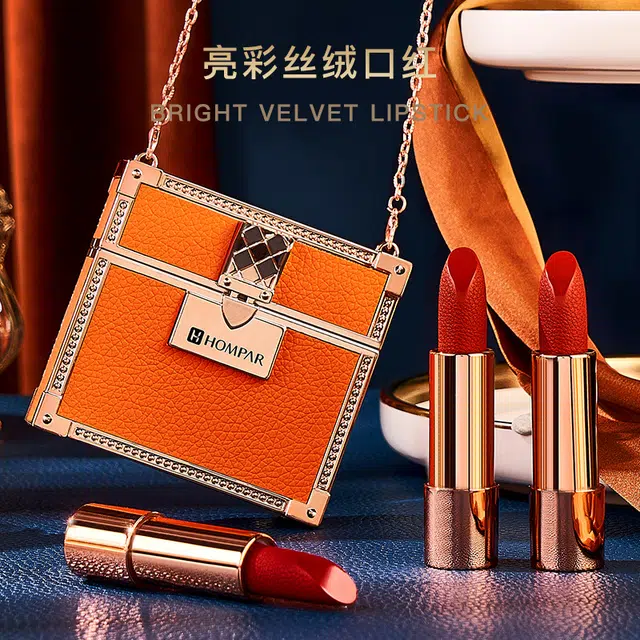 韩贝儿 时尚链条包包 奢华星光亮彩光影修颜美妆套盒 三支装雕花口红 丝绒