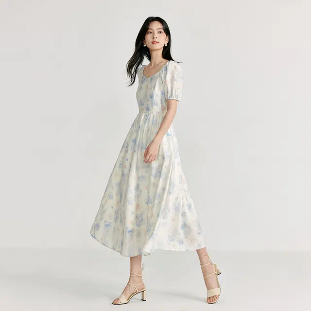 茵曼 法式油画碎花裙短袖连衣裙 女款 白底蓝花