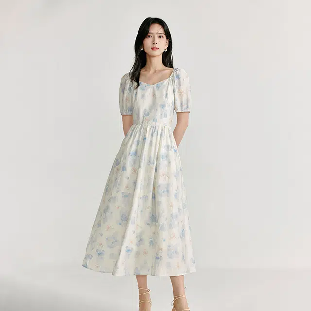 茵曼 法式油画碎花裙短袖连衣裙 女款 白底蓝花