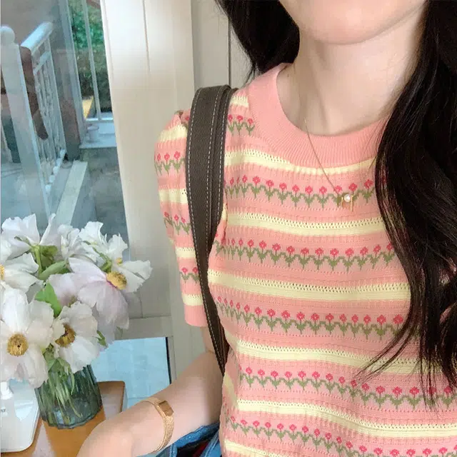茵曼 拼色彩虹小花条纹圆领套头短袖针织衫 女款 粉色