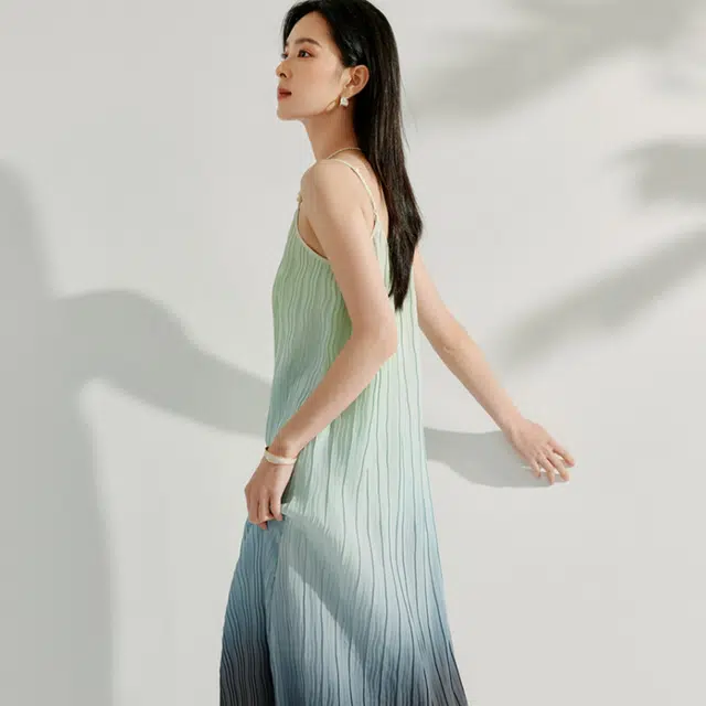 茵曼 时尚印花压褶法式慵懒宽松吊带连衣裙 女款 绿色渐变