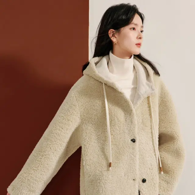 茵曼 复古连帽皮毛一体加厚长袖截短外套 女款 杏色