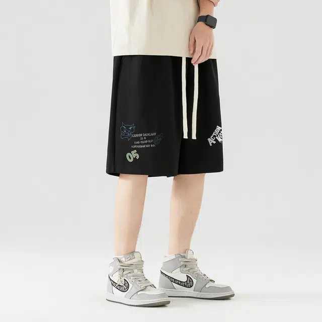 蜡笔小新 卡通小新手绘字母印花宽松直筒五分休闲短裤 男女同款