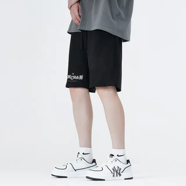 蜡笔小新 麂皮绒卡通小新字母印花休闲运动宽松五分短裤 男女同款