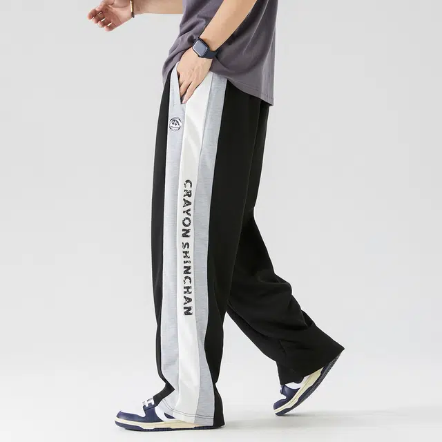 蜡笔小新 侧边撞色条纹品牌字母印花宽松系带直筒休闲裤 男女同款 黑色