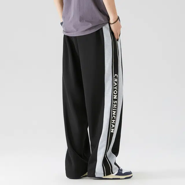 蜡笔小新 侧边撞色条纹品牌字母印花宽松系带直筒休闲裤 男女同款 黑色