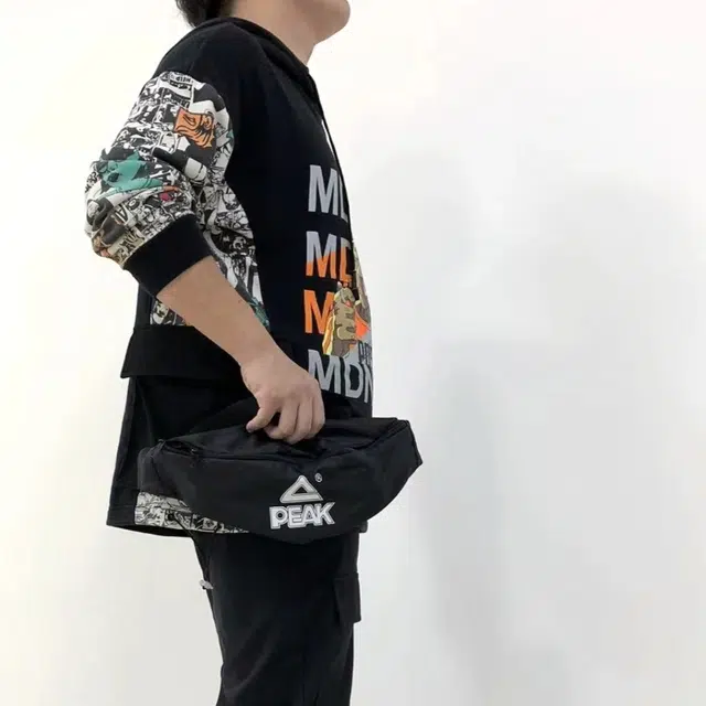 匹克 运动休闲简约百搭微标印花 尼龙 胸包斜挎单肩包 男女同款情侣款 黑色