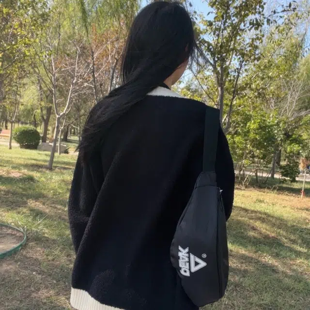 匹克 运动休闲简约百搭微标印花 尼龙 胸包斜挎单肩包 男女同款情侣款 黑色