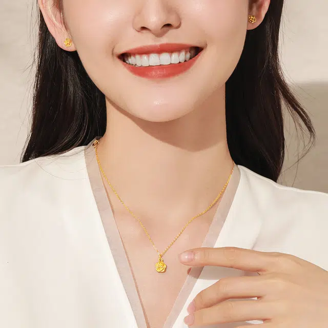 老庙 经典大气  优雅硬金小版玫瑰花挂坠 足金 按克计价 黄金吊坠 女款