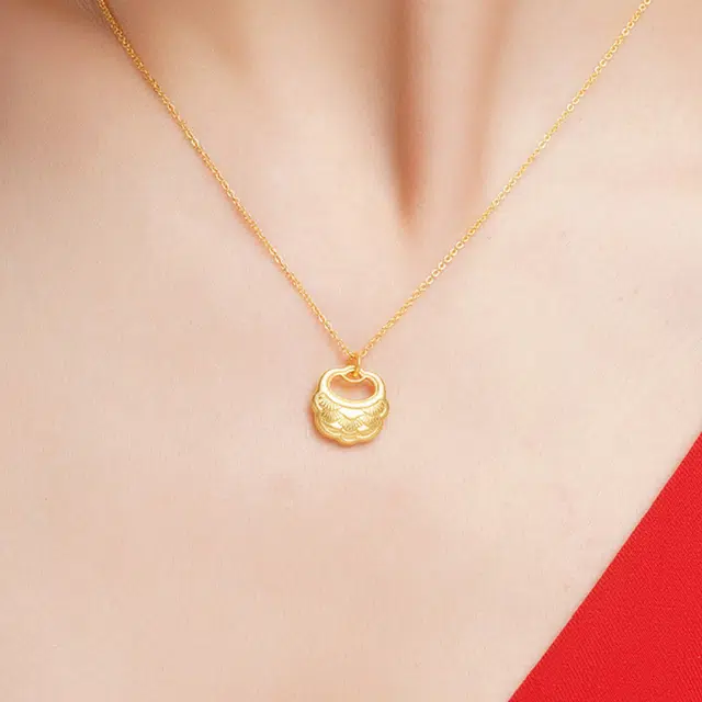 老庙 古法金富富有余系列精美鱼鳞赠银项链平安锁锁骨链女款 足金 按克计价 黄金吊坠 女款