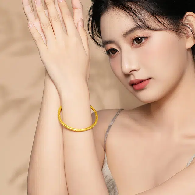 老庙 莫比乌斯卷草纹素圈金镯子老婆妈妈 足金 按克计价 手镯 女款