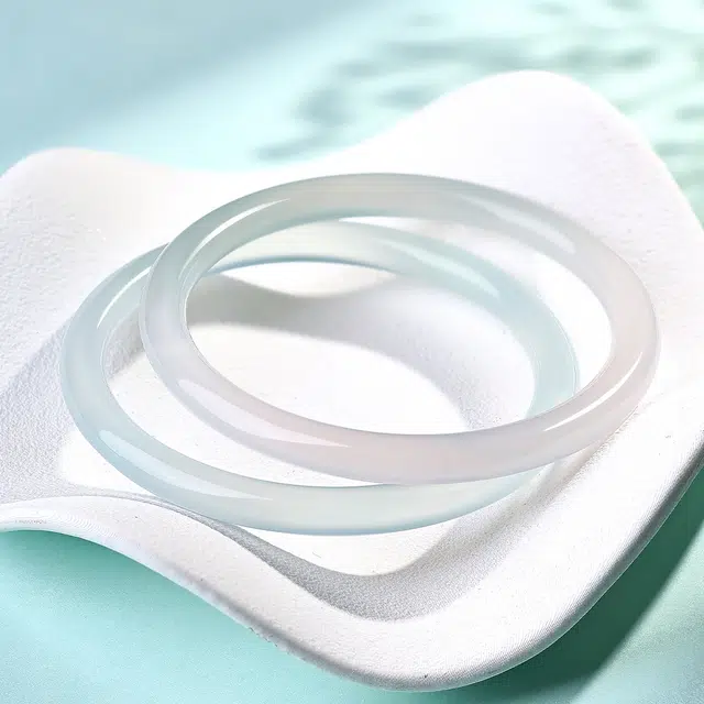 老庙 水润素雅气质渐变半绿素玉闭口玉镯  古风清冷感新中式国风#好运天然 玉髓 手镯 女款