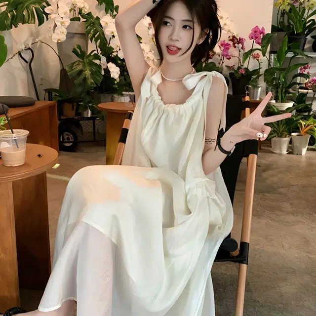 花蔓色 海边度假风夏季显瘦宽松气质优雅温柔时尚设计感过膝中长款吊带连衣裙 女款