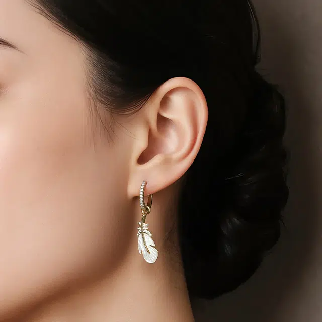 一撇一捺 羽光贝语系列金羽幻光 合金 耳饰 女款 金色