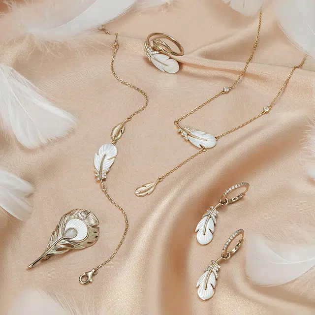 一撇一捺 羽光贝语系列金羽幻光 合金 耳饰 女款 金色