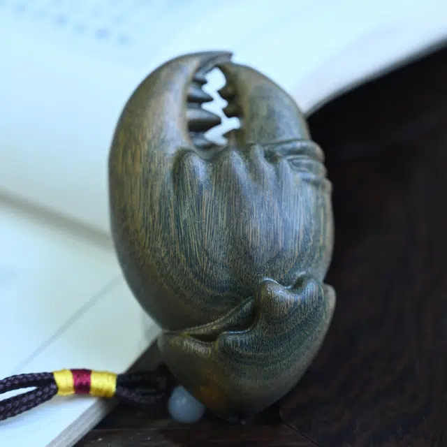 天纵 木雕蟹钳挂件手里有钱手工艺品 随身携带盘玩 檀木 木作把件 男女同款情侣款 绿檀