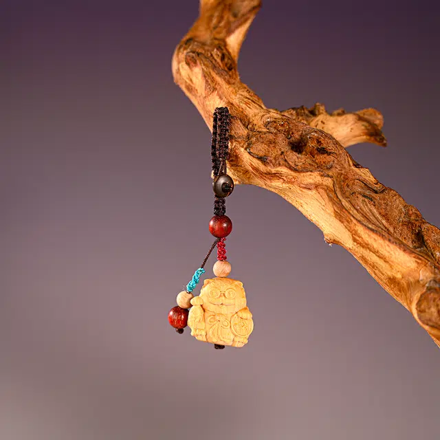 天纵 新中式国潮创意开运挂饰 招财进宝 八方汇财 实木雕刻招财猫盘玩钥匙扣包挂手工编绳国风好运挂件 黄杨木 把件 男女同款情侣款